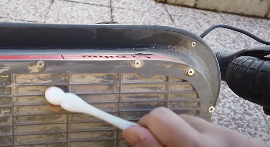 limpieza del patinete electrico con un cepillo de dientes